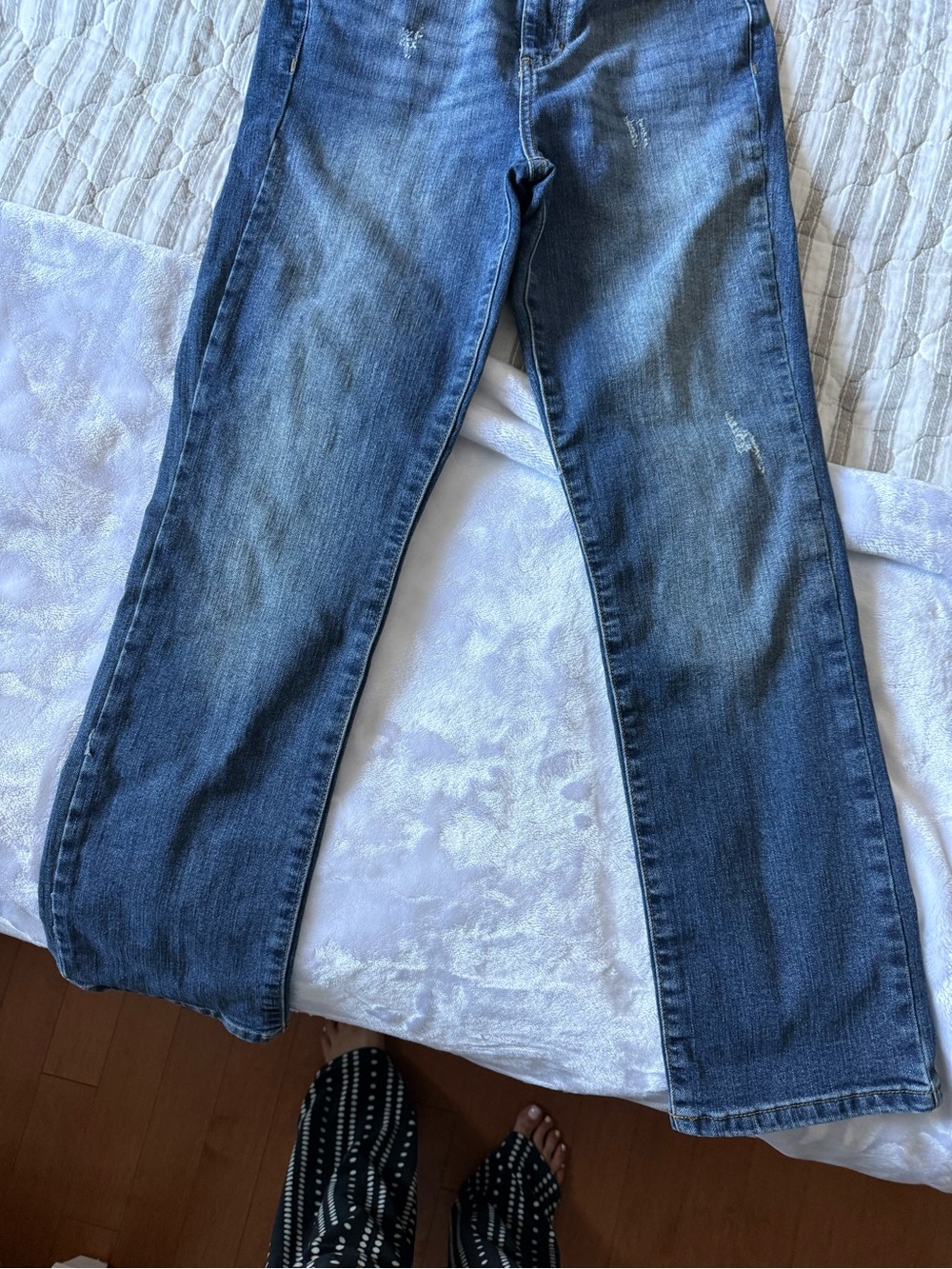 Guess Mid-Blue Denim Jeans with Gold Stitching